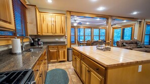 Kylskåp, mikrovågsugn, ugn och spishäll