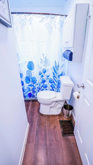 Secador de cabelo, toalhas de banho, sabonete, papel higiênico