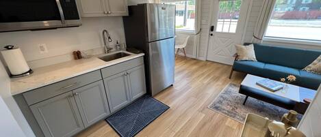 ثلاجة، ميكروويف، ماكينة لصنع القهوة/الشاي، محمصة خبز