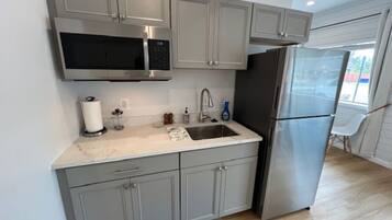 冰箱、微波炉、茶具/咖啡用具、烤面包机