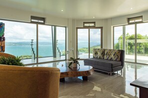 Interior - 2-bedroom condo in marvelous Lake Arenal with WiFi, AC, swimming pool. (Tilarán)