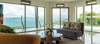 2-bedroom condo in marvelous Lake Arenal with WiFi, AC, swimming pool.