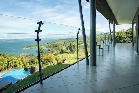 プール. 2-bedroom condo in marvelous Lake Arenal with WiFi, AC, swimming pool.