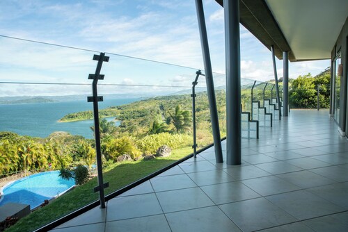 2-bedroom condo in marvelous Lake Arenal with WiFi, AC, swimming pool.