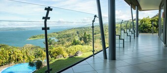 2-bedroom condo in marvelous Lake Arenal with WiFi, AC, swimming pool.