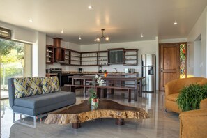 Fridge, microwave, oven, stovetop - 2-bedroom condo in marvelous Lake Arenal with WiFi, AC, swimming pool. (Tilarán)