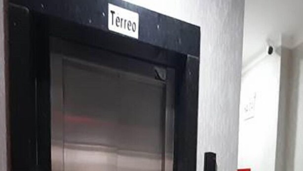 An elevator with a sign reading "Terreo" at the top. - Air-conditioned studio, wifi in the center of Piratuba SC (Piratuba)