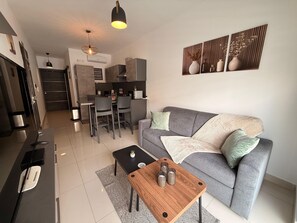 Unclassified image, 4 of 10, button