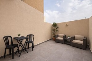 Unclassified image, 2 of 10, button