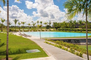 Una piscina al aire libre