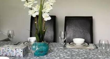 The Woodfarm Lodge - 3 Bedroom House With Parking