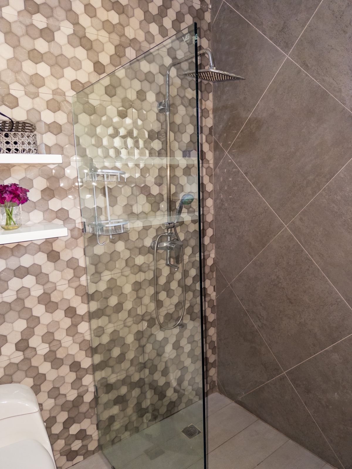 Haartrockner, Handtücher, Seife, Toilettenpapier
