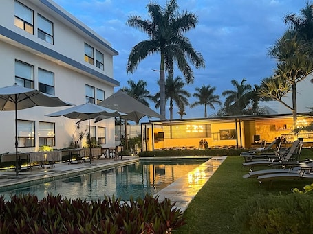 3 outdoor pools