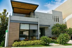 Un bâtiment moderne doté d’un toit plat, de grandes fenêtres et d’un design minimaliste.