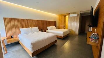 Habitación doble familiar, vista a la alberca | Caja de seguridad en la habitación y cortinas blackout