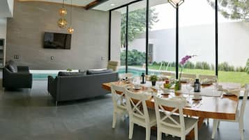 Deluxe-huvila | Ruokasali