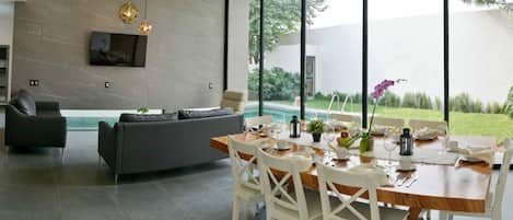 Deluxe Villa | Dining room