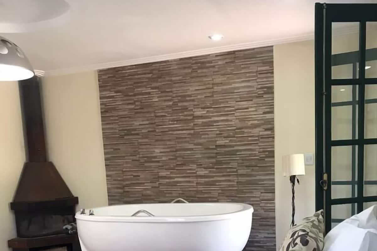 Superior chalet, huisdieren toegestaan, uitzicht op tuin | 1 slaapkamer, luxe beddengoed, Select Comfort-bedden
