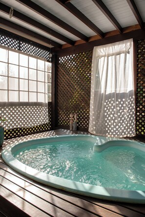 Massages aux pierres chaudes, massages des tissus profonds