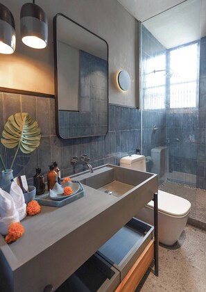 Hiustenkuivaaja, pyyhkeet, vessapaperi