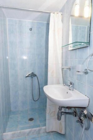 Regadera, toallas, papel de baño 