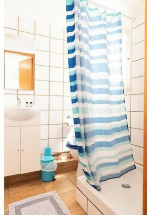 Douche, serviettes fournies