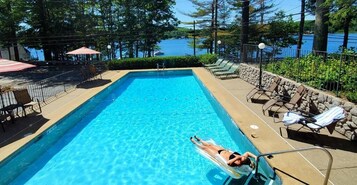 Una piscina al aire libre de temporada