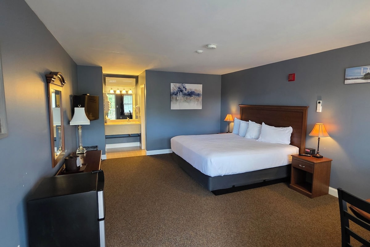Standard Single Room, 1 King Bed, Partial Lake View | WiFi (free), bed sheets