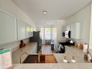 Kjøleskap, mikrobølgeovn, ovn og kokeplater