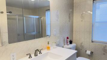 Ducha, secador de pelo, toallas, jabón