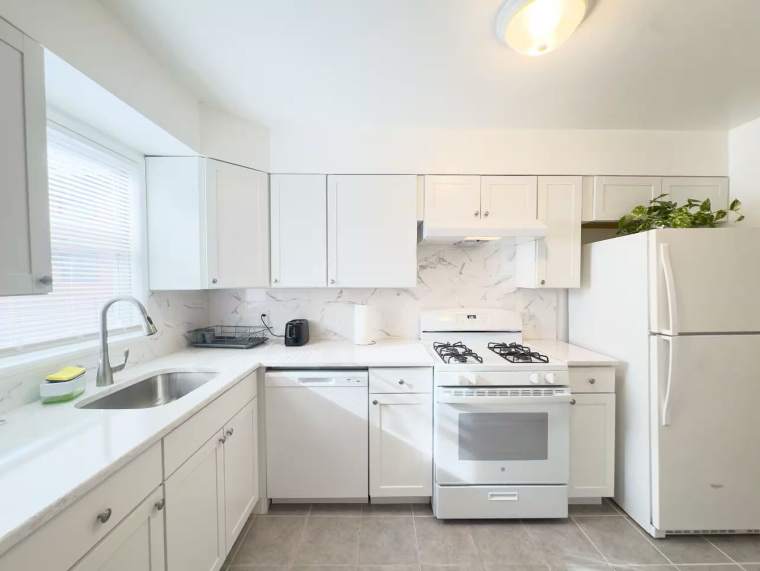 Een koelkast, een oven, een kookplaat, een vaatwasser