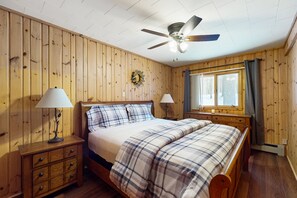 7 bedrooms, Internet, bed sheets - Lakefront Lodge w/ 2 additional cabins, private dock, firepit, kayak & hammock (Woodruff)