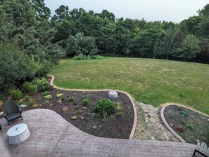Property grounds - 4-bedroom house in peaceful Omro with AC, WiFi. Enjoy a relaxing stay! (Omro)