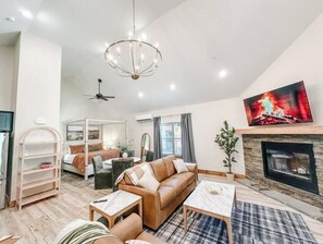 Smart TV, fireplace