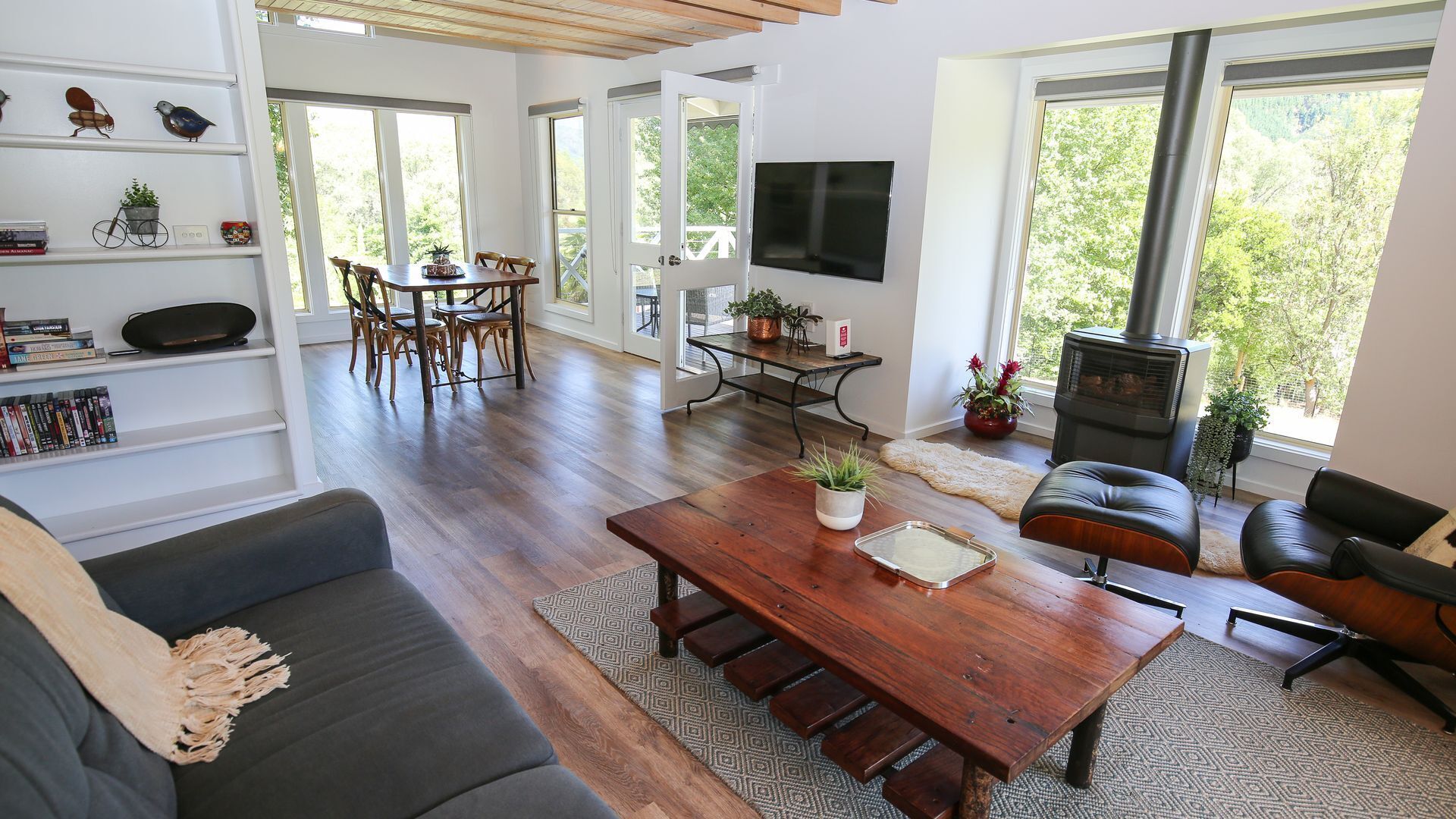 تلفزيون ذكي، مشغل دي في دي، كُتُب