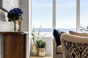 Living area - Moonlight Bay Hideaway (Sooke)