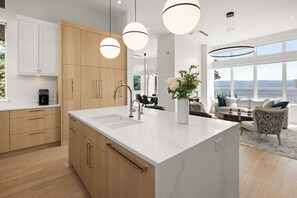 Interior - Moonlight Bay Hideaway (Sooke)