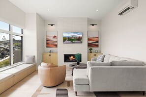 Living area - Moonlight Bay Hideaway (Sooke)