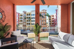 Property grounds - Beautiful Three-Balcony Unit - With Bayviews. Walk to 5th Ave DT and The Beach! (Naples)