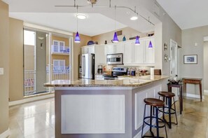 Fridge, microwave, oven, stovetop - Beautiful Three-Balcony Unit - With Bayviews. Walk to 5th Ave DT and The Beach! (Naples)