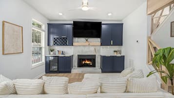 Smart TV, fireplace