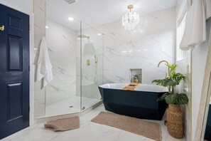 Haartrockner, Handtücher, Seife, Toilettenpapier
