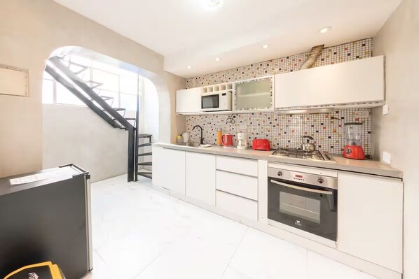 Fridge, microwave, oven, stovetop