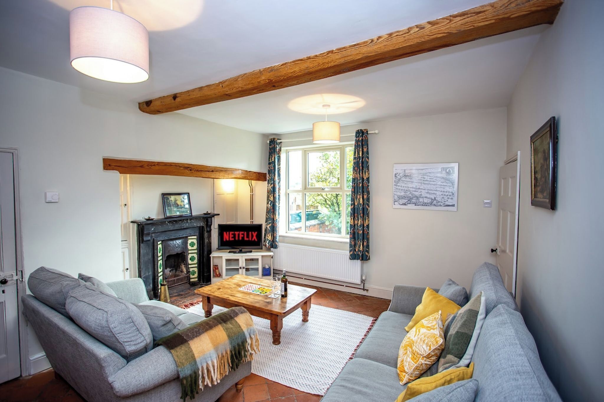 TV connectée, lecteur de DVD, livres