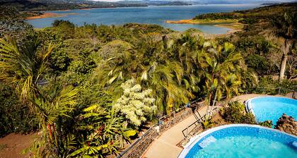 Charming 2-bedroom condo with WiFi, AC in marvelous Lake Arenal.