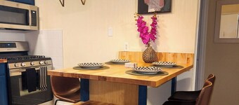 The Cozy Gator-Walk to Shands, UF & Gators 2BR