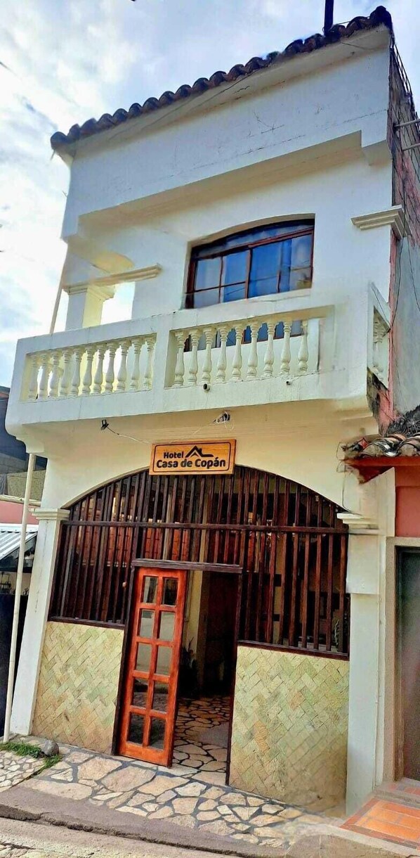 A two-story building with a sign reading "Hotel Casa de Copan." - Hotel Casa de Copán (Copán Ruinas)