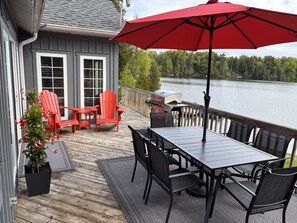 Outdoor dining - Lakehouse on beautiful Tait Lake in the wonderful town of Bancroft. (Bancroft)