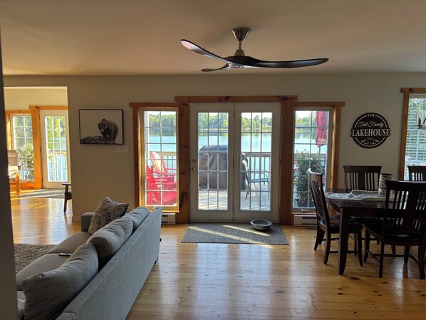 Smart TV, books - Lakehouse on beautiful Tait Lake in the wonderful town of Bancroft. (Bancroft)