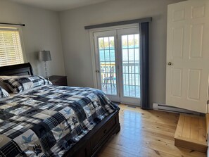 3 bedrooms, free WiFi - Lakehouse on beautiful Tait Lake in the wonderful town of Bancroft. (Bancroft)